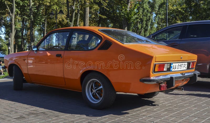 橙色1978 Isuzu Gemini是日本汽车制造商五津市的一款小型轿车 库存照片