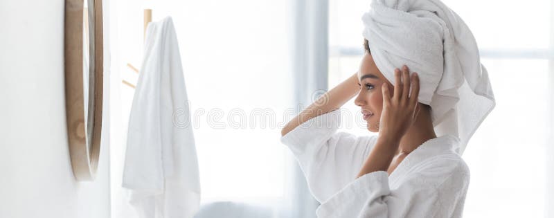 欢快的非洲裔美国女性毛巾 免版税库存照片