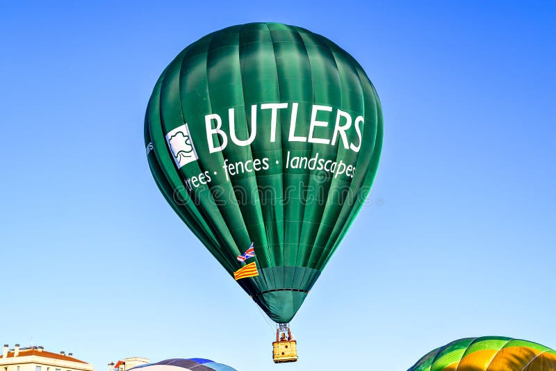 欧洲气球节期间蓝天的绿色热气球
