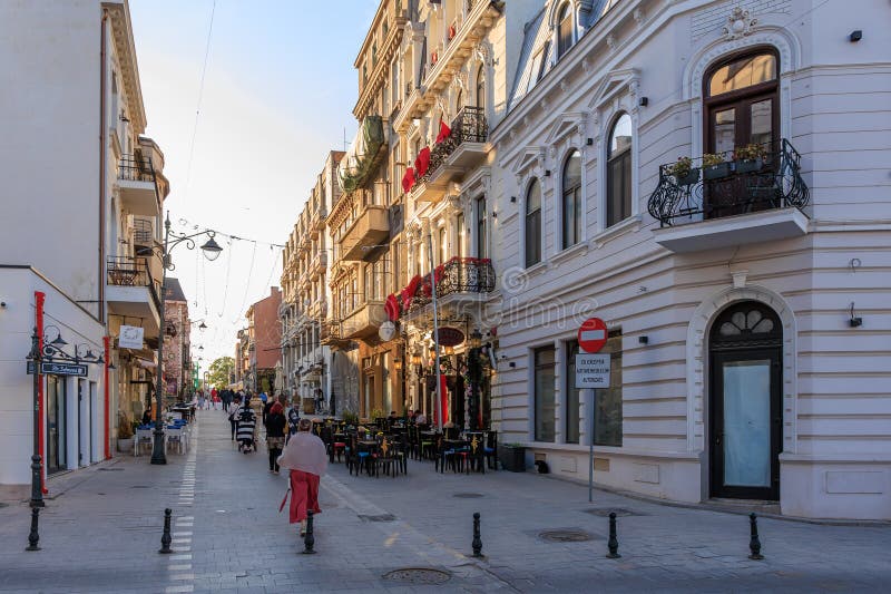 欧洲街道设有户外咖啡馆和历史悠久的建筑. 2025年5月3日康斯坦察罗马尼亚 免版税图库摄影