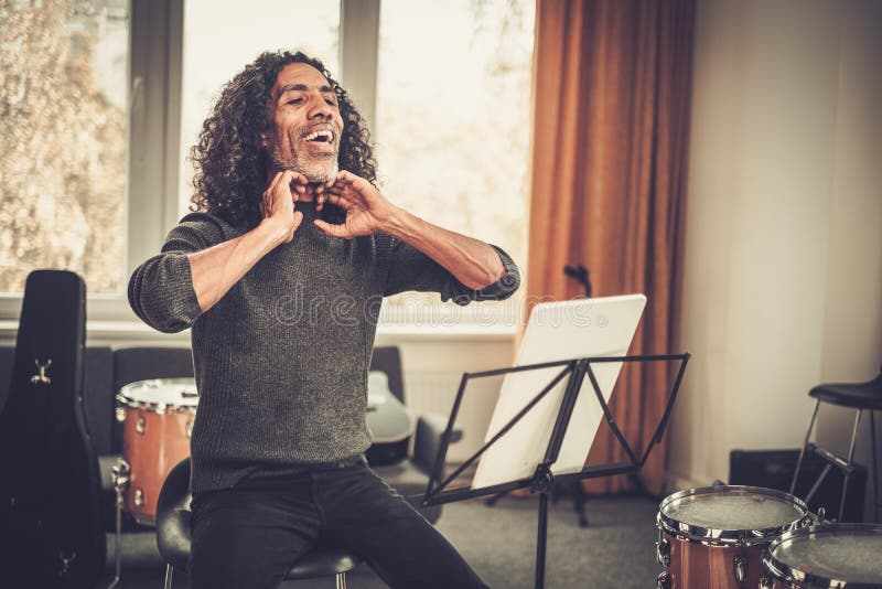 积极的老师与学生在线一起唱歌 库存图片