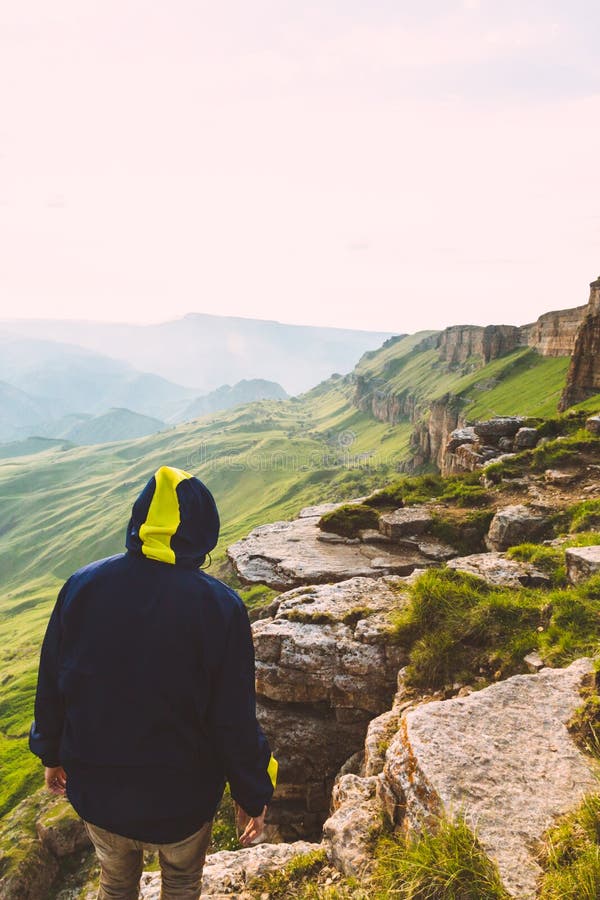 步行在山的人旅客冒险独奏旅行的生活方式概念活跃周末假期狂放的自然 免版税库存图片 步行在山的人旅客冒险独奏旅行的生活方式概念活跃周末假期狂放的自然 免版税库存图片