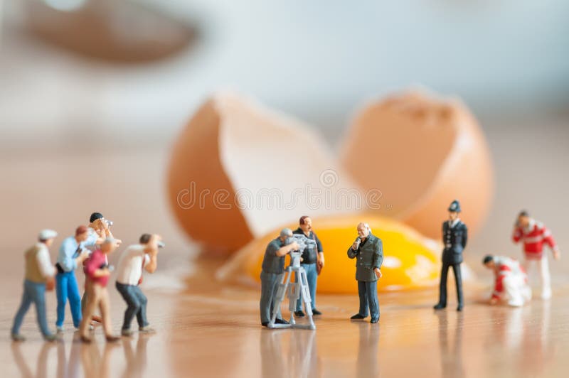 残破的鸡蛋 事故在厨房里 免版税库存图片