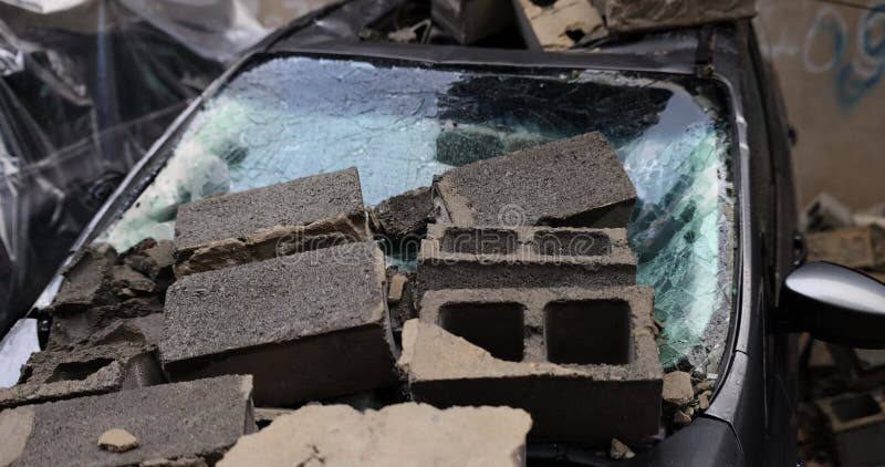 毁灭性地震和汽车被埋在瓦砾中