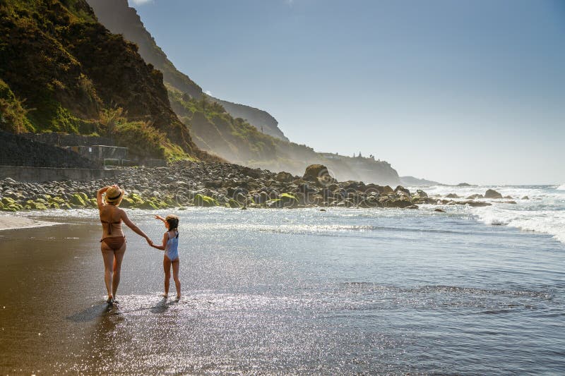 母亲和女儿手牵手沿着风景如画的海滩Playa del Socorro Tenerife 免版税库存照片