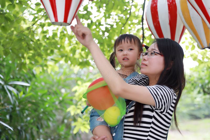 母亲妈妈容忍拥抱她的女儿笑获得乐趣享受业余时间在与气球的夏天公园愉快的儿童童年戏剧的微笑 库存图片 母亲妈妈容忍拥抱她的女儿笑获得乐趣享受业余时间在与气球的夏天公园愉快的儿童童年戏剧的微笑 库存图片