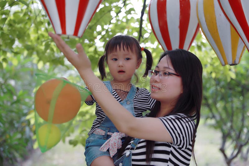母亲妈妈容忍拥抱她的女儿笑获得乐趣享受业余时间在与气球的夏天公园愉快的儿童童年戏剧的微笑 图库摄影 母亲妈妈容忍拥抱她的女儿笑获得乐趣享受业余时间在与气球的夏天公园愉快的儿童童年戏剧的微笑 图库摄影