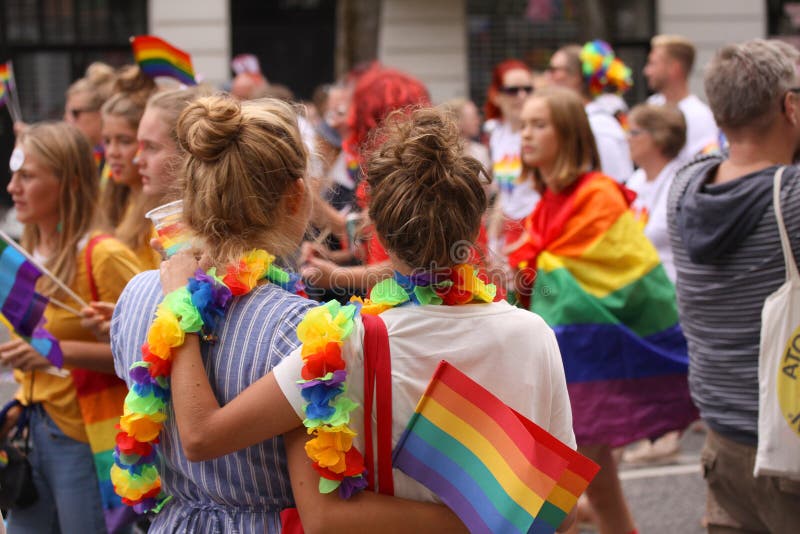 每年骄傲游行LGBT 从参加同性恋自豪日的同性恋者的印象游行与彩虹颜色和旗子 库存照片 每年骄傲游行LGBT 从参加同性恋自豪日的同性恋者的印象游行与彩虹颜色和旗子 库存照片