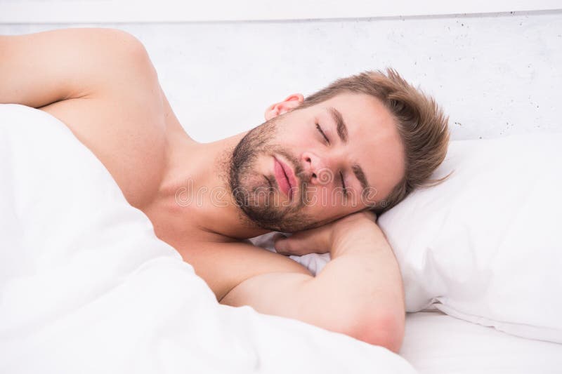 每晚睡眠充足 保健概念 昼夜节律调节睡眠唤醒周期 帅哥胡子 免版税图库摄影 每晚睡眠充足 保健概念 昼夜节律调节睡眠唤醒周期 帅哥胡子 免版税图库摄影