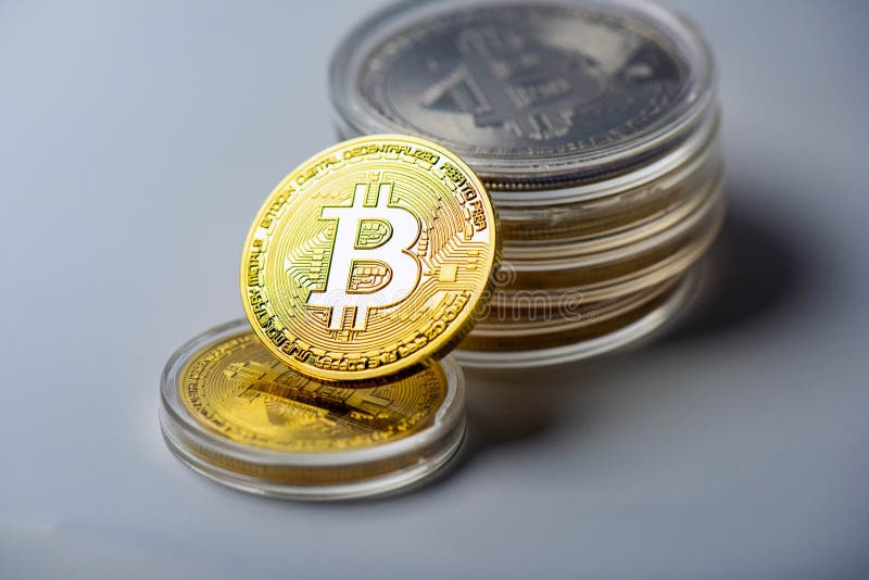 比特币自6月以来首次突破70000 库存图片