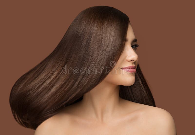 毛发美容模型. 深米色背景中长条直发型的黑发女性. 健康护发