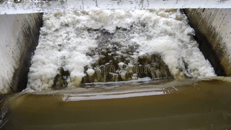 水下带泉洪形成泡的高压河水在小坝通道上流动. 一小块 影视素材