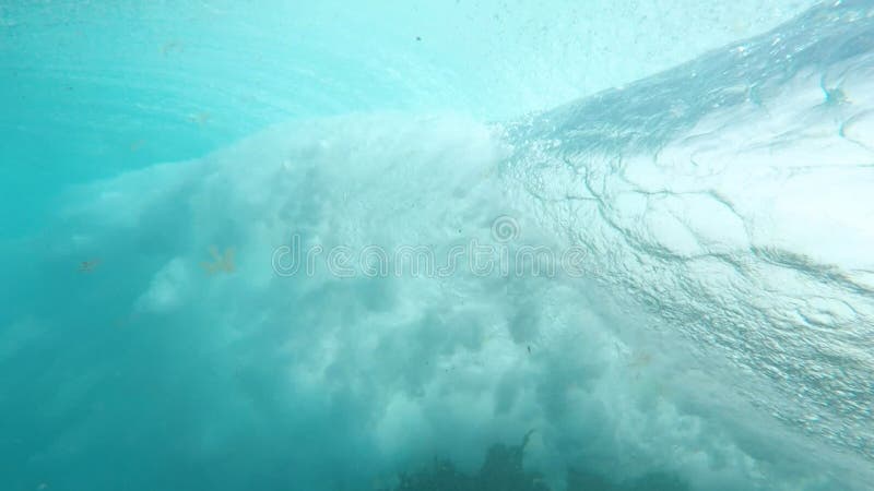 水下波 蓝色的桶波在海洋中