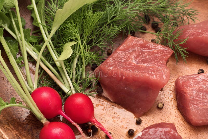 水多的肉片在有调味料、草本和菜的一块木板材服务 免版税图库摄影 水多的肉片在有调味料、草本和菜的一块木板材服务 免版税图库摄影