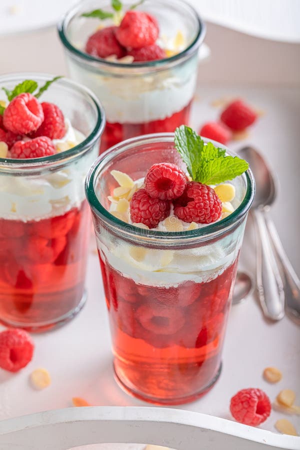 用水果和奶油制成的甜红色果冻 库存图片