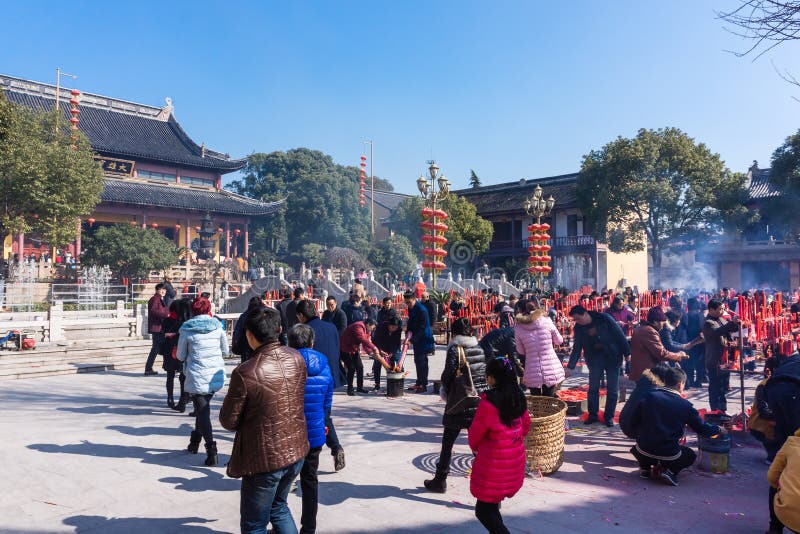 江阴,中国在2月2015 19日:人们烧香火春节的第一天到寺庙烧香火 库存图片
