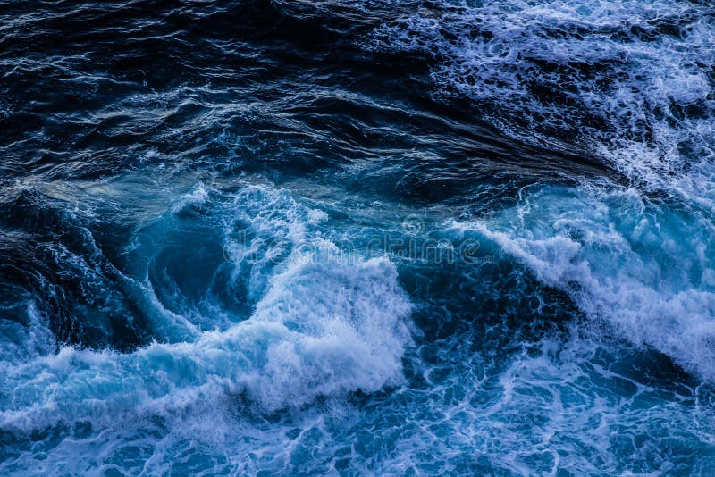 汹涌的浪潮在岩石海滩上 免版税库存照片
