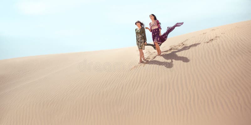 汽车城市概念都伯林映射小的旅行 旅行在沙漠的两个gordeous妇女姐妹 图库摄影 汽车城市概念都伯林映射小的旅行 旅行在沙漠的两个gordeous妇女姐妹 图库摄影