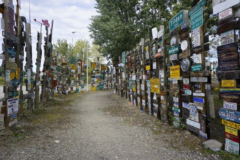 尤康地区沃森莱克森林标志牌 免版税库存照片