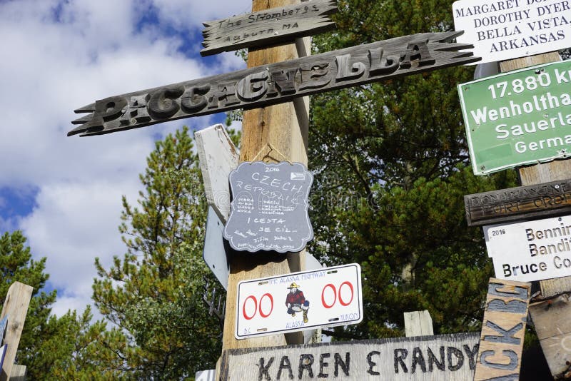 沃森湖，育空地区，加拿大的路标森林 库存照片