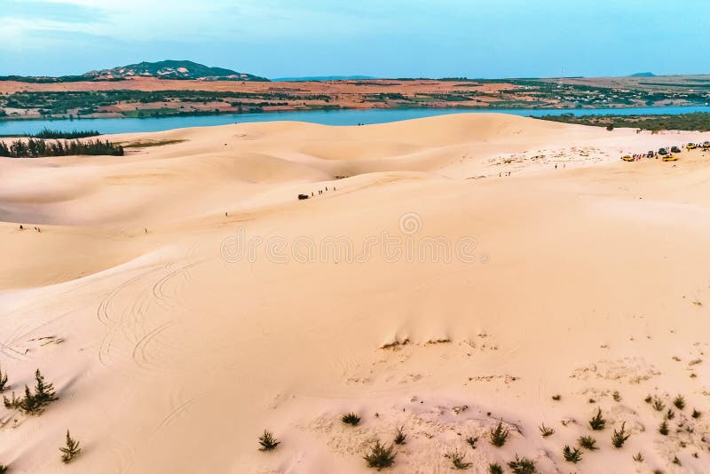 沙丘在美奈,越南 美好的含沙沙漠风景 在河的背景的沙丘 在沙丘的黎明 库存图片 沙丘在美奈,越南 美好的含沙沙漠风景 在河的背景的沙丘 在沙丘的黎明 库存图片