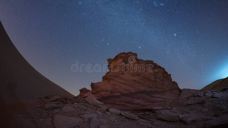 沙丘风蚀在沙漠中的黑暗宇宙中宿营的夜空银河4千次延时.