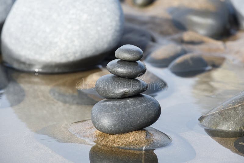 沙滩上的卵石堆表示着心灵的平衡和幸福