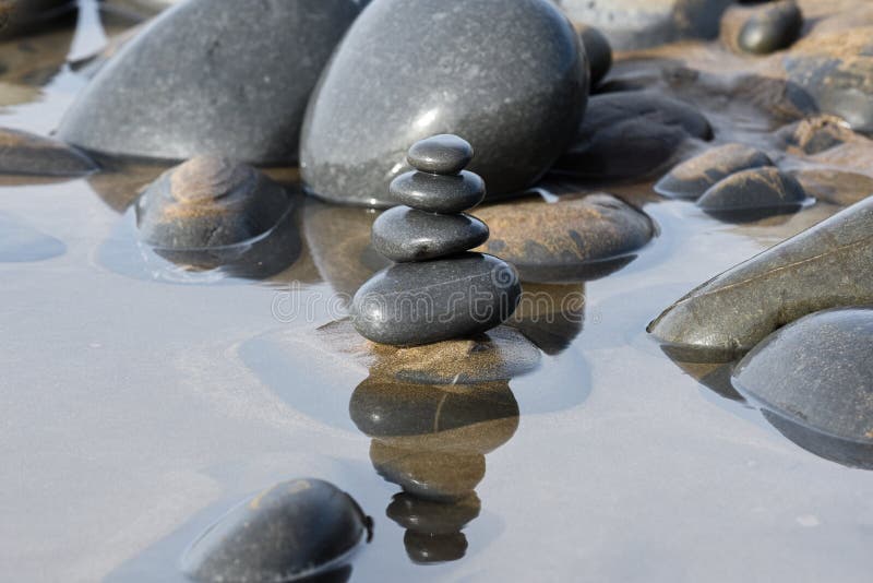 沙滩上的卵石堆表示着心灵的平衡和幸福