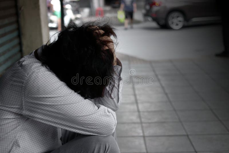 沮丧的被注重的年轻亚洲雇员人覆盖物面孔的低调被定调子的图象用手和感觉失望的或忧虑 库存图片 沮丧的被注重的年轻亚洲雇员人覆盖物面孔的低调被定调子的图象用手和感觉失望的或忧虑 库存图片
