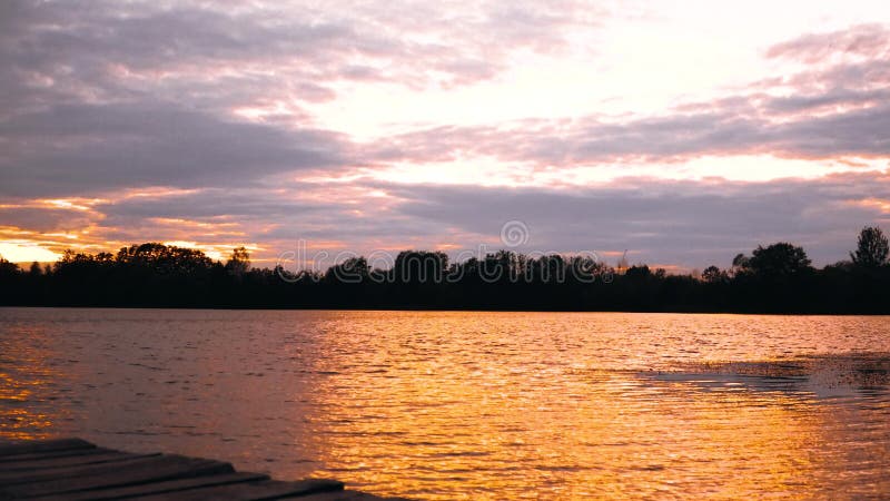 河上美丽的日落，录影带含噪