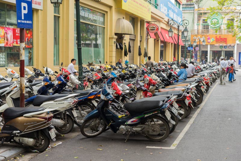 河内,越南- 2015年3月15日:摩托车停车处在街道上的在Trang连队街道 河内缺乏摩托车的停车场 免版税库存图片 河内,越南- 2015年3月15日:摩托车停车处在街道上的在Trang连队街道 河内缺乏摩托车的停车场 免版税库存图片