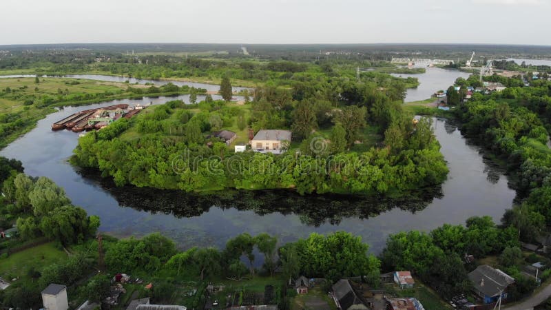 河谷的美丽景观，海岸上有房屋，周围环绕着水的绿色大岛. 慢镜头