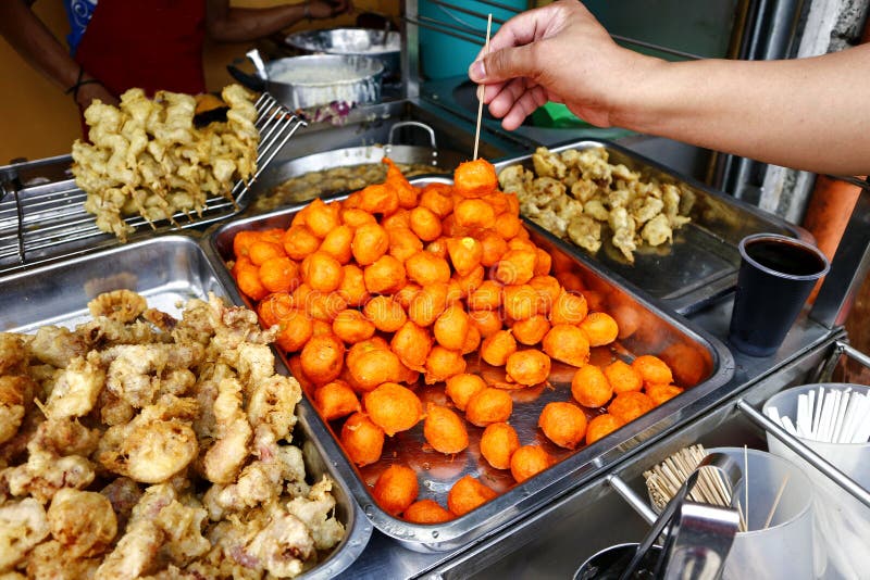 沿着人行道，在食品车上出售的各种油炸街道食品 免版税库存照片