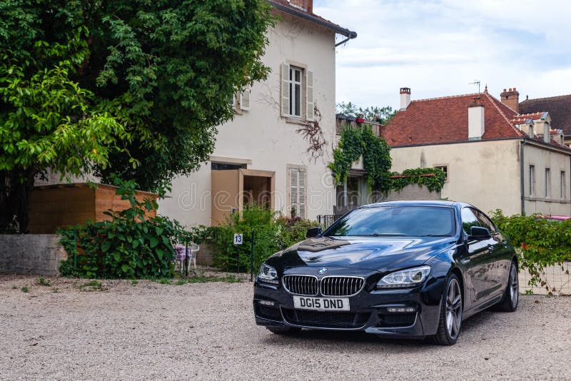 法国里昂2019-06-18特写豪华深蓝色德国豪华轿车BMW 6系列，在泊车时注册号为欧盟
