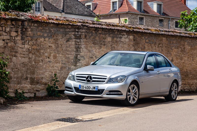 法国里昂2019-06-20特写豪华银色德国轿车豪华奔驰C级，欧盟注册号停在附近