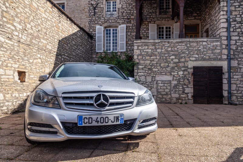 法国里昂2019-06-20特写豪华银色德国轿车豪华奔驰C级，欧盟注册号接近石头
