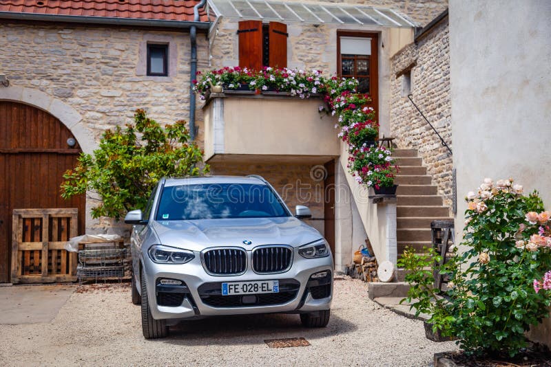 法国里昂2019-06-20豪华银色德国吉普车豪华BMW X4，欧盟注册号接近古董石屋