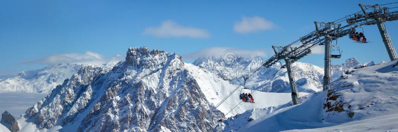 法国阿尔卑斯山滑雪缆车和雪山的全景冬季景观 免版税库存照片