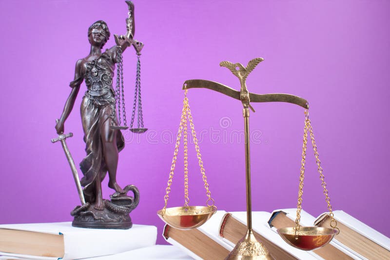 法律概念开放法律书籍法官量表 图库摄影