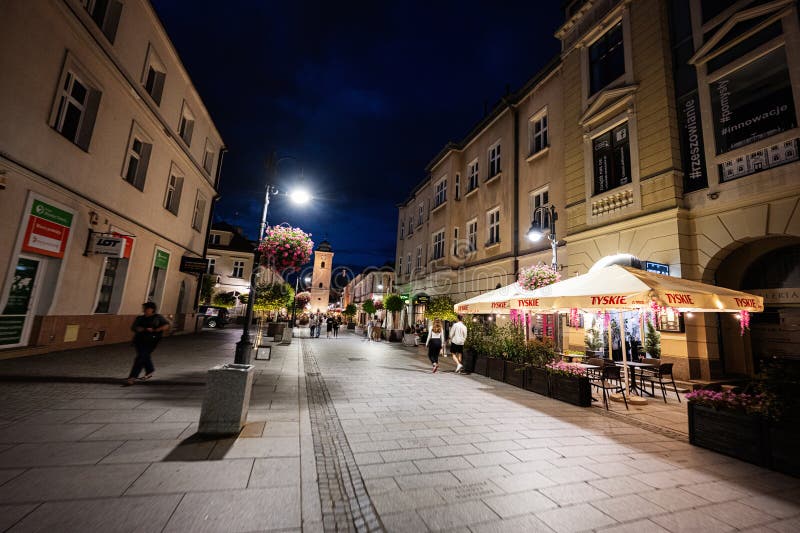 波兰Rzeszow的迷人的夜景城市设有舒适的街咖啡馆和灯光 库存照片