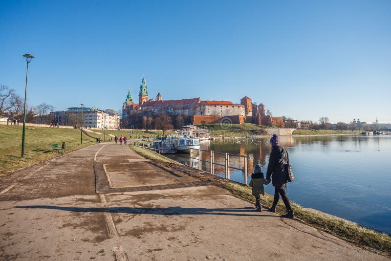 波兰克拉科夫市 — 2018年1月3日：带着孩子的母亲沿着通往克拉科夫市瓦维尔城堡的路
