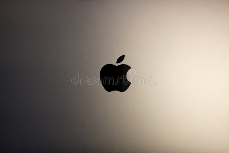 泰国,庄 — 2019年7月18日:特写全新MacBook Pro 2019,从t到t的表面具有空间灰色和橙色光反射 免版税库存照片 泰国,庄 — 2019年7月18日:特写全新MacBook Pro 2019,从t到t的表面具有空间灰色和橙色光反射 免版税库存照片
