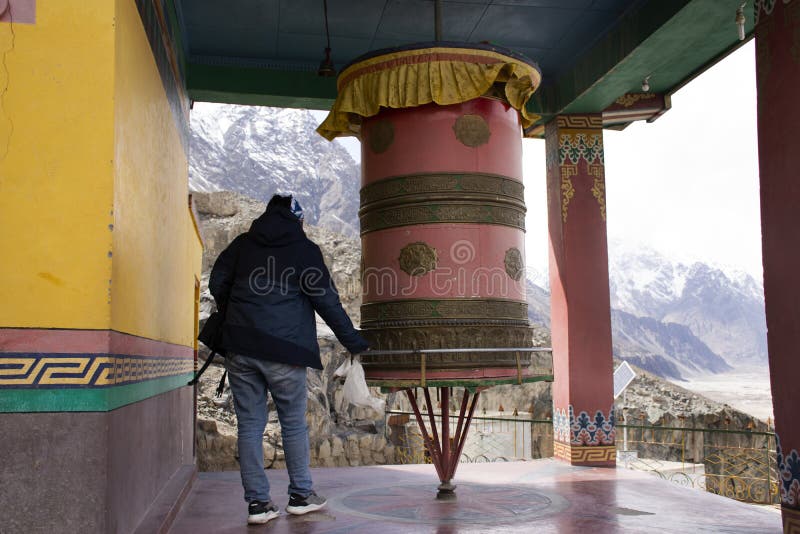 泰国女游客参观旅行和祈祷,在Diskit Monastery寺或Deskit Gompa努布拉的Diskit Monastery或Deskit Gompa旋转和旋转祈祷轮 库存图片 泰国女游客参观旅行和祈祷,在Diskit Monastery寺或Deskit Gompa努布拉的Diskit Monastery或Deskit Gompa旋转和旋转祈祷轮 库存图片
