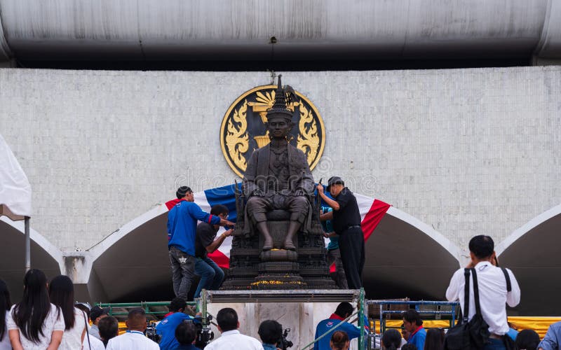 泰国曼谷 — 2019年1月5日：众议院秘书处为国王雕像举行礼拜仪式 库存图片