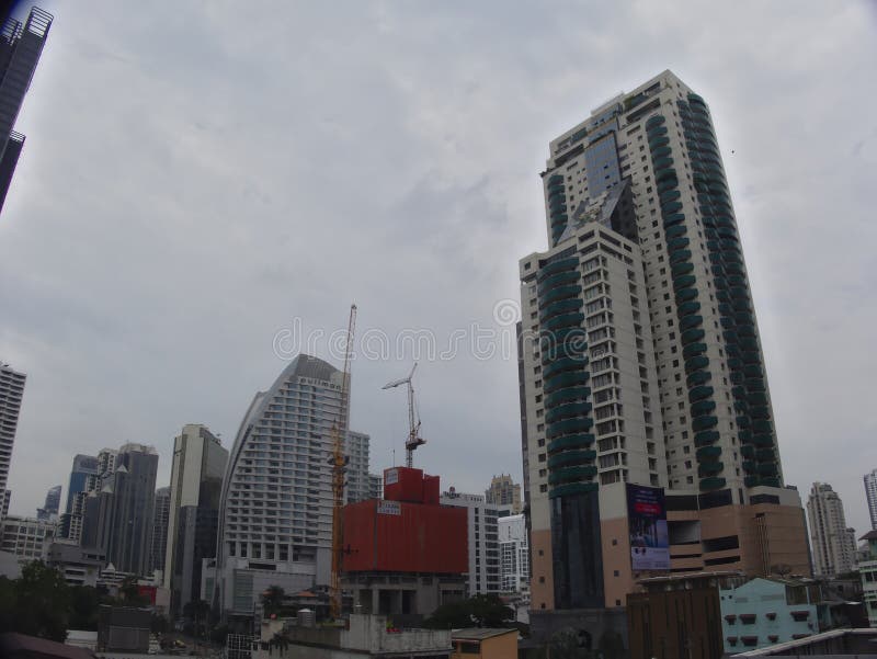 泰国曼谷–2019年5月13日:曼谷中部、阿索克地区和蓬蓬地区景观 于2019年5月13日 免版税库存照片 泰国曼谷–2019年5月13日:曼谷中部、阿索克地区和蓬蓬地区景观 于2019年5月13日 免版税库存照片