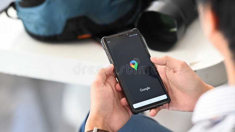 泰国清迈2020年2月14日:一位男摄影师手持三星Note 9并打开谷歌地图应用程序 库存照片 泰国清迈2020年2月14日:一位男摄影师手持三星Note 9并打开谷歌地图应用程序 库存照片
