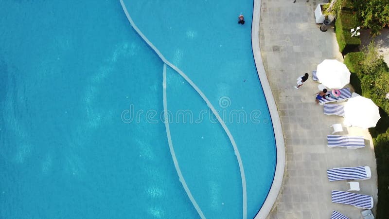 泳池元素蓝水岸酒店. 日光躺椅休息.