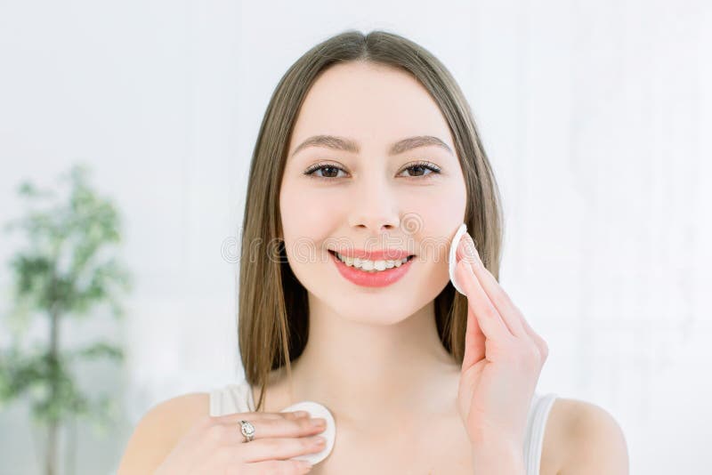 洁净新鲜皮肤贴白棉垫少女美脸 美容肖像 库存图片 洁净新鲜皮肤贴白棉垫少女美脸 美容肖像 库存图片