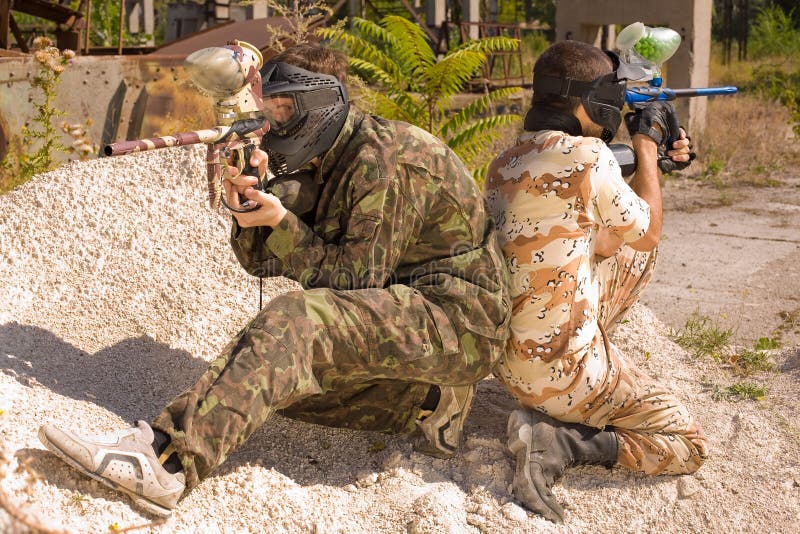 活动paintball球员二 库存照片. 图片 包括有 军事, 竞争, 伪装, 乐趣, 沙漠, 颜色, 油漆 7178574