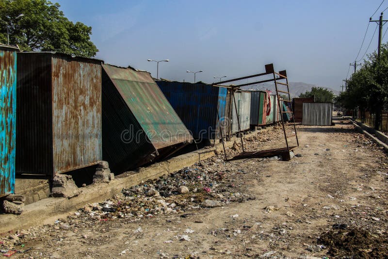 阿富汗村庄现场直播,在贾拉拉巴德的战斗季节中传来枪声 图库摄影